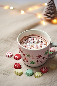 杯子里的热巧克力，上面有圣诞装饰品