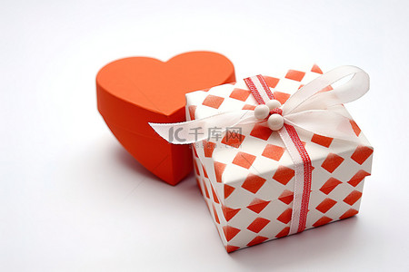两颗心和一个白色检查的橙色盒子