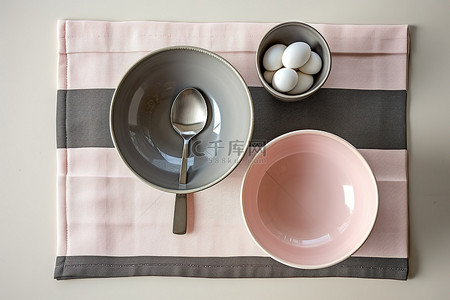 一盘菜西餐背景图片_一个开胃菜盘，里面有两个粉色碗勺和灰色餐巾