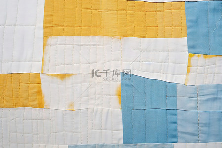 缝背景图片_带有蓝色和黄色方块的绗缝艺术品