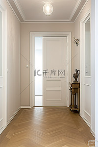 楼梯和门左侧的走廊，铺有米色硬木地板