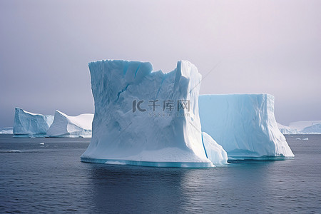 海洋中两座白色边缘的冰山
