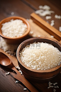木桌上的米和木勺