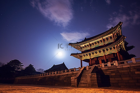 月亮城背景图片_夜晚月亮映衬下的一座古老的韩国建筑