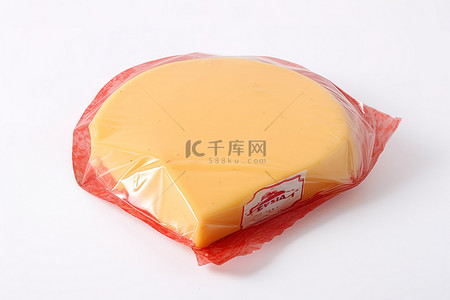 一片用保鲜膜包裹的奶酪