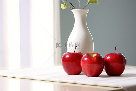 茶背景图片_一个白色花瓶，里面有红苹果