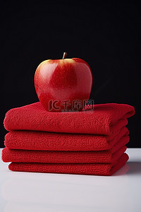 三块毛巾叠在一起，上面放一个苹果