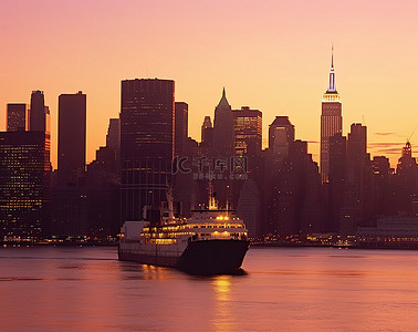 城市天际线的日落景观，背景是船舶