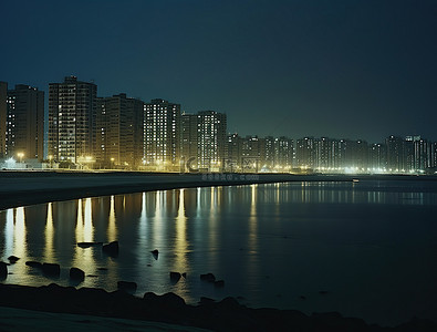 夜晚城市背景图片_从海岸重新拍摄的海滩夜景城市景观