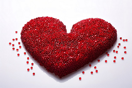红色心脏由红色石榴制成在白色背景中