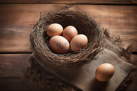 一些鸡蛋在木桌上的巢里