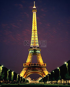 巴黎埃菲尔铁塔夜晚的图片