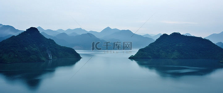 水玉背景图片_一座依山傍水的山