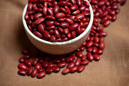 红豆背景图片_在孵化的粗麻布背景上的红豆