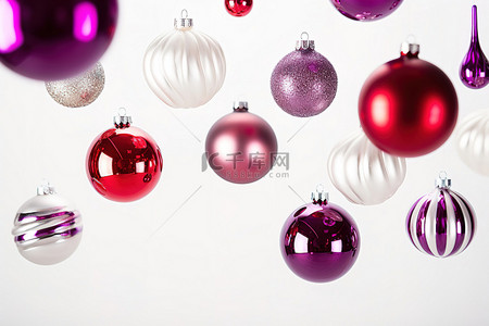 白色的球背景图片_红色和白色的圣诞饰品漂浮在白色背景上