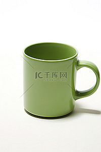 白色马克杯背景背景图片_白色背景前显示一个绿色杯子