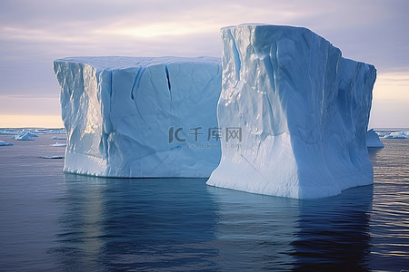 海洋冰山背景图片_漂浮在海洋水面上的两座大冰山
