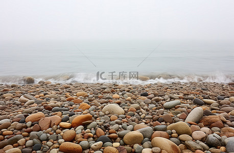 雾天温馨提示背景图片_雾天的岩石海岸