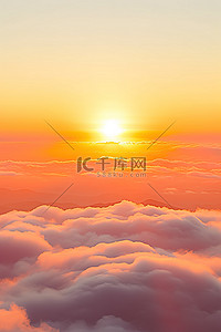 早晨太阳升起背景图片_太阳从云层上升起