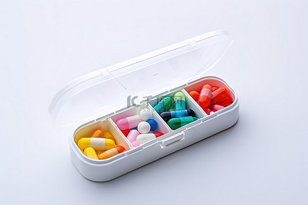 彩色塑料药丸储物盒白色背景
