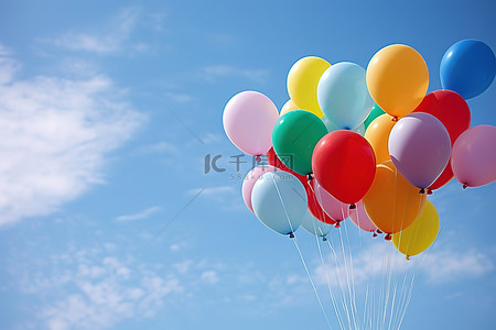 五颜六色的气球在蓝天上飞翔
