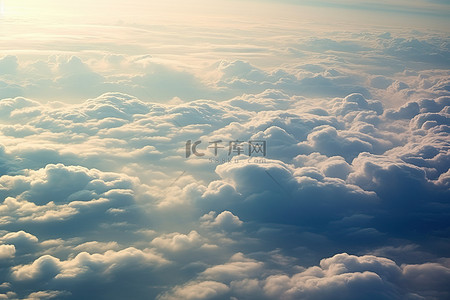飞过云层的照片