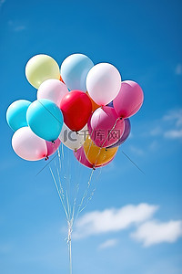 一群五颜六色的气球在空中飞翔