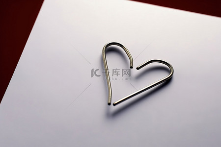 一个回形针，上面写着“爱”
