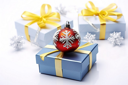 圣诞盒子背景图片_白色盒子里的蓝色圣诞装饰品，白色背景上有银球