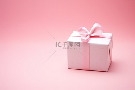 粉红色背景上带有标签的粉红色小盒子