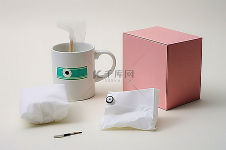 一杯茶纸和一个温度计放在白色表面上