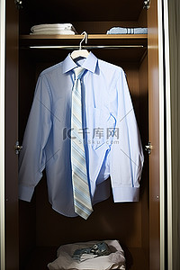 衬衫背景图片_衣柜里有一件小白衬衫和蓝色领带