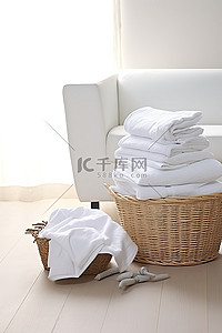 白色毛巾和床单堆放在木地板上的篮子里，还有其他白色物体