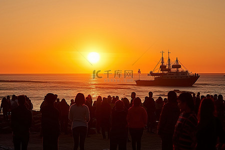 夕阳照在一群看海的人身上