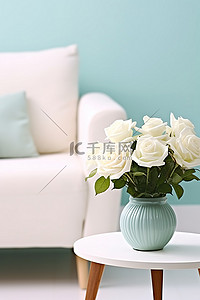 一张白色的桌子，上面有玫瑰和装饰品