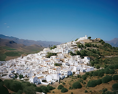 一个白色的村庄位于群山之中的山坡上