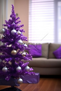 客厅里的紫色圣诞树