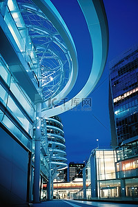 日本的未来派购物中心和夜间看到的未来派建筑