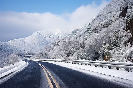 和牛雪花牛里脊背景图片_台湾的雪路，后面有山