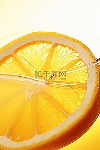 橙子脆片棉花背景图片_一片橙子放入一杯液体中