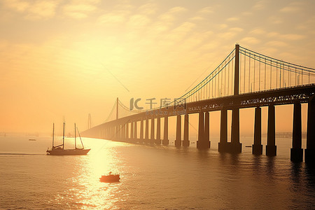 天空下的船背景图片_一座大桥，阳光下有船在桥上漂浮