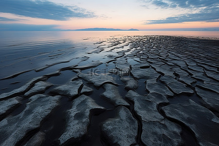 裂冰背景图片_日落时布萨德湾的天际线与黑水