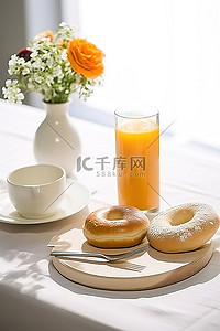 托盘上的百吉饼和橙汁，桌上摆着早餐食品
