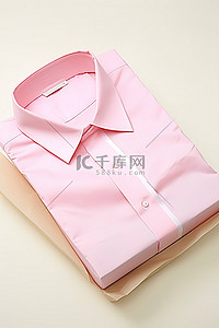 粉色盒子，用来包裹绣花衬衫