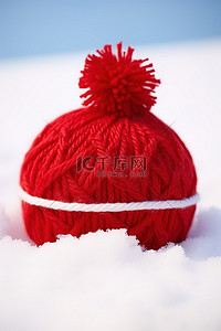 上面覆盖着白雪的红色毛线球