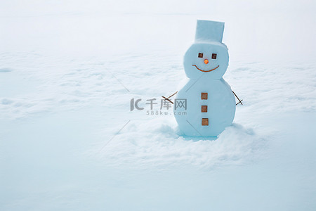 雪人是在寒冷的天气里用手臂和双手堆成的