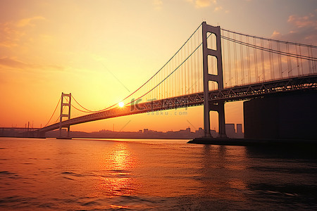 太阳落在海洋中的海洋大桥上