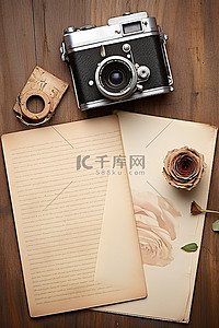 木质表面上的旧相机照片和纸张