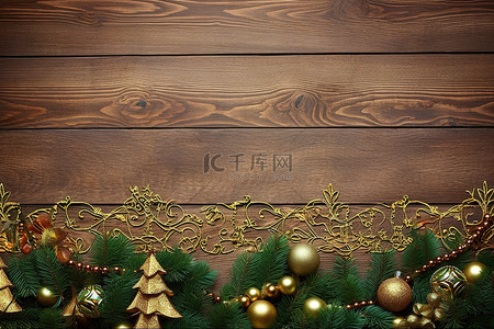木桌背景上的小金色圣诞树