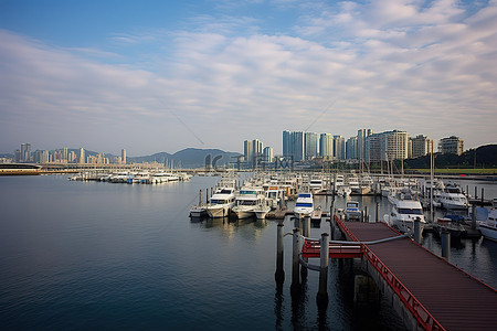 游艇码头背景图片_这是港口的一个游船码头